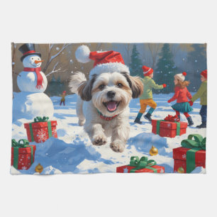 Malti Tzu die in de sneeuw rent met kerstmuts Theedoek
