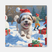 Malti Tzu hardlopen in de sneeuw met kerstmuts Magneet (Voorkant)