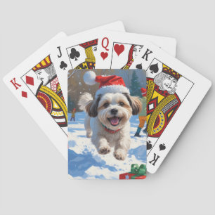 Malti Tzu hardlopen in de sneeuw met kerstmuts Pokerkaarten