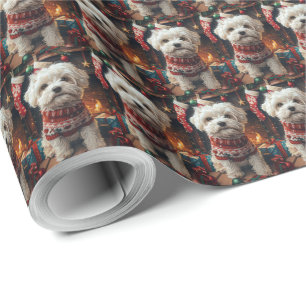 Malti Tzu-hond met kerstcadeaus bij de open haard  Cadeaupapier
