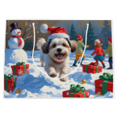 Malti Tzu loopt in de sneeuw met kerst Pet Groot Cadeauzakje (Voorkant)