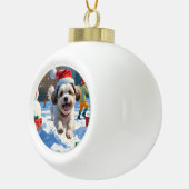 Malti Tzu loopt in de sneeuw met kerst Pet Keramische Bal Ornament (Rechts)