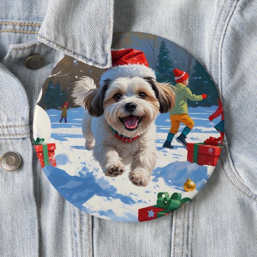 Malti Tzu loopt in de sneeuw met kerst Pet Ronde Button 6,0 Cm (In situ)
