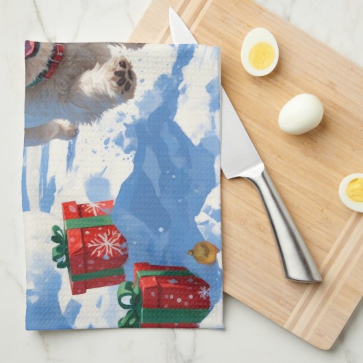 Malti Tzu loopt in de sneeuw met kerst Pet Theedoek (Quarter Fold)