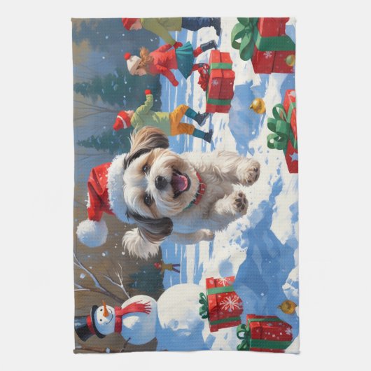 Malti Tzu loopt in de sneeuw met kerst Pet Theedoek (Verticaal)