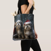 Malti tzu Sneeuwslee Kerstdecoratie Tote Bag (Dichtbij)