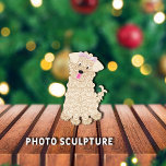 Maltipoo Dog Ornament Fotobeeldje Ornament<br><div class="desc">Kute,  furry,  illustratie van een Maltipoo-puppy met een roze lint bovenop het hoofd. Schattige ogen en roze tong uit. Illustratie: Lori@SaltTownStudio</div>