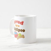 maltipoo geliefd bij koffiemok (Voorkant links)