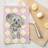 Maltipoo Puppy op Roze gecontroleerd patroon Theedoek (Quarter Fold)