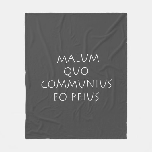 Malum quo communius eo peius fleece deken (Voorkant)