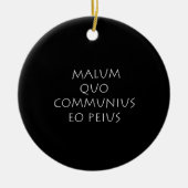 Malum quo communius eo peius keramisch ornament (Voorkant)