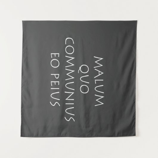 Malum quo communius eo peius wandkleed (Voorkant (horizontaal))