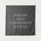 Malum quo communius eo peius wandkleed (Voorkant)