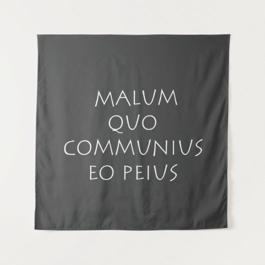 Malum quo communius eo peius wandkleed (Voorkant)
