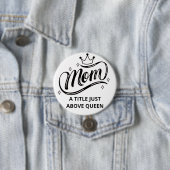 Mam A Titel net boven Koningin Button (In situ)