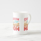 Mam, de "Queen of Our Hearts" Bone China Mok (Voorkant rechts)