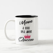 Mam, een titel net boven Queen met roze kroon Tweekleurige Koffiemok (Links)
