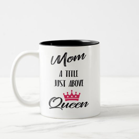 Mam, een titel net boven Queen met roze kroon Tweekleurige Koffiemok (Links)