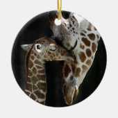 Mam en Baby Giraffe Cuddle Keramisch Ornament (Voorkant)
