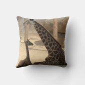 Mam en Baby Giraffe, Earthtone Sierkussen (Achterkant)