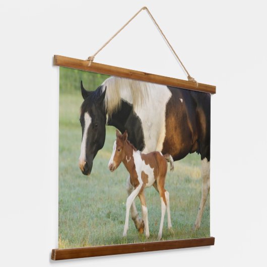 Mam en pasgeboren verf filly hangend wandkleed (Gebogen)