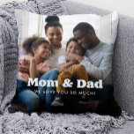 Mam en vader | Boho-tekstbedekking met twee foto's Kussen<br><div class="desc">Dit eenvoudige en stijlvolle kussen voor je ouders bevat twee van je persoonlijke familiefoto's, samen met de woorden "mama en papa" in boho white modern typografie en een plek om je namen toe te voegen en het jaar op de achterkant. De tekst zoals voorgesteld zegt "we houden zoveel van je",...</div>