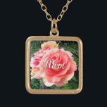 Mam Giant Pink Rose Close-up Foto Aangepaste naam Goud Vergulden Ketting<br><div class="desc">Mam. Een foto van een licht verlichte roze roze roos tegen donkergroene bladeren maakt dat je de bloemen wilt stoppen en ruiken. Ontspan en vernietig de schoonheid van deze foto wanneer je deze verbluffende, prachtige, gepersonaliseerde fotografie-charm-ketting draag. Dit ketting bestaat uit kleine, middelgrote en grote afmetingen, zowel vierkante als cirkelvormen....</div>