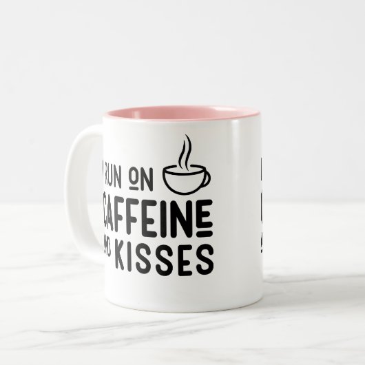 Mam "Ik loop op Caffeine & Kisses" Mok van Cute Ma (Voorkant links)