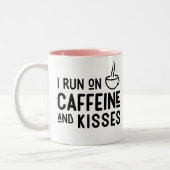 Mam "Ik loop op Caffeine & Kisses" Mok van Cute Ma (Links)