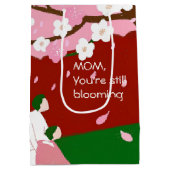 Mam, je bent nog steeds in bloei medium cadeauzakje (Achterkant)