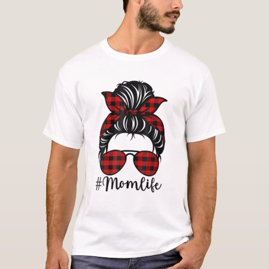 Mam Life Messy Bun Red Buffalo met kerstmat T-shirt (Voorkant)