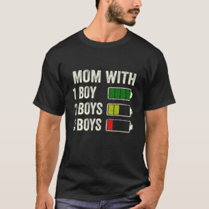 Mam met lege Moederdag batterij met drie dozen T-shirt