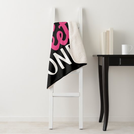 Mam van de Sweet One Sprinkst Donut Sherpa Deken (In situ)