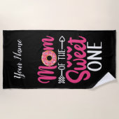 Mam van de Sweet One Sprinkst Donut Strandlaken (Voorkant)