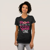 Mam van de Sweet One Sprinkst Donut T-shirt (Voorkant volledig)