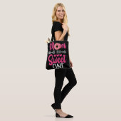 Mam van de Sweet One Sprinkst Donut Tote Bag (Op model)