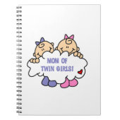 Mam van Twin Girls T-shirts en cadeautjes Notitieboek (Voorkant)