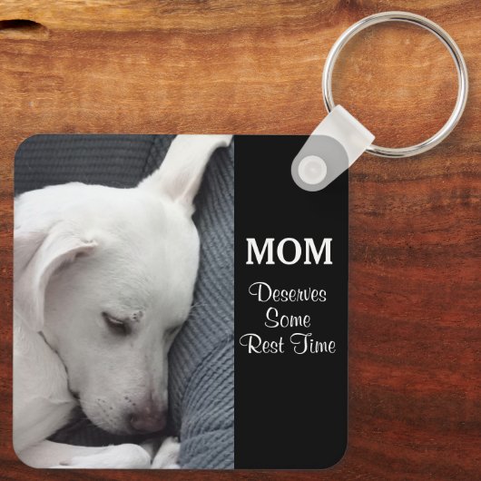 Mam verdient een rusttijd witte puppy Dog Sleutelhanger (Achterkant)
