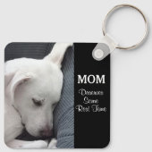 Mam verdient een rusttijd witte puppy Dog Sleutelhanger (Achterkant)