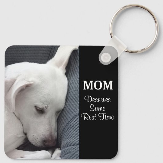 Mam verdient een rusttijd witte puppy Dog Sleutelhanger (Achterkant)