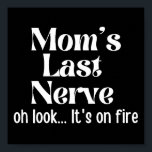 Mam, vorige keer, kijk, het staat in brand poster<br><div class="desc">Grappig sarcastisch gezegde design "Mam Last Nerve Oh Kijk,  het is in brand". Het humoristische citaatontwerp voor mam,  oma,  oma,  oma,  nana,  collega,  vriend,  dochter,  zus...  het perfecte cadeauidee voor sarcasme en sarcastische gezegden minnaar,  pak dit als geschenk van verjaardag,  moederdag,  terug naar school,  dag van de leraar.</div>