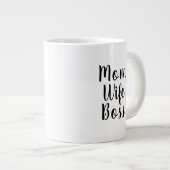 Mam vrouw baas zwarte witte tekst aangepast script grote koffiekop (Voorkant rechts)