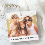 Mam we houden van je harten moederdag foto sleutelhanger<br><div class="desc">Sleutelhanger met uw aangepaste foto en de tekst "Mam,  we houden van je" hieronder geflankeerd door hete roze harten.</div>