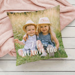 Mam We houden van je persoonlijke Moederdag Foto Kussen<br><div class="desc">Aangepaste foto-kussens bevatten twee favoriete familiefoto's van de kinderen (voor en achter) met een speciale boodschap "Mam,  wij houden van u" in elegant wit,  die kan worden gepersonaliseerd met uw favoriete tekst. Een mooi cadeau voor mama deze Moederdag!</div>