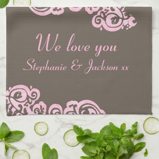 Mam we houden van je roze & bruin keukenhanddoek (Gevouwen)