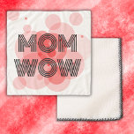 MAM WOW zwart op rood | Sjaal<br><div class="desc">Deze chiffon sjaal is voor MAM, of het nu voor Moederdag of haar verjaardag is, of gewoon omdat je dat wilt. Verbluffend in zwarte tekst met een rode achtergrond.</div>