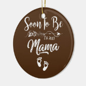 Mama 2023 Zwangerschap Aankondiging binnenkort moe Keramisch Ornament (Links)