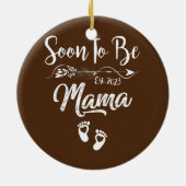 Mama 2023 Zwangerschap Aankondiging binnenkort moe Keramisch Ornament (Achterkant)