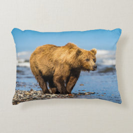 Mama beer kijkt naar haar twee kinderen accent kussen