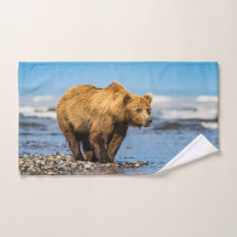 Mama beer kijkt naar haar twee kinderen bad handdoek